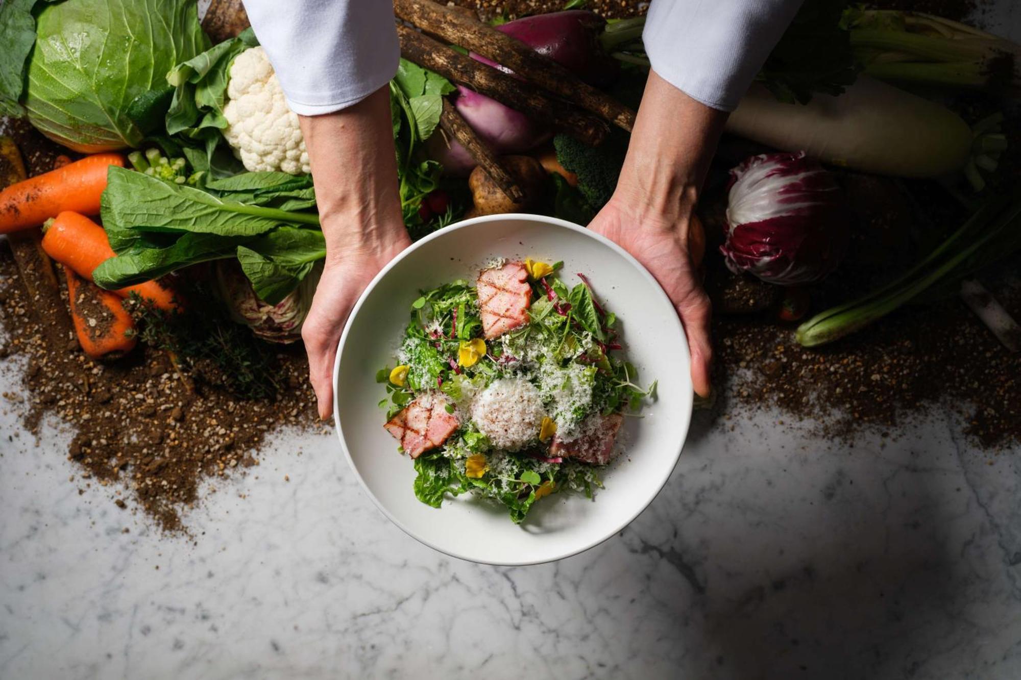 Hyatt Centric كانازاوَ المظهر الخارجي الصورة A salad prepared by a chef