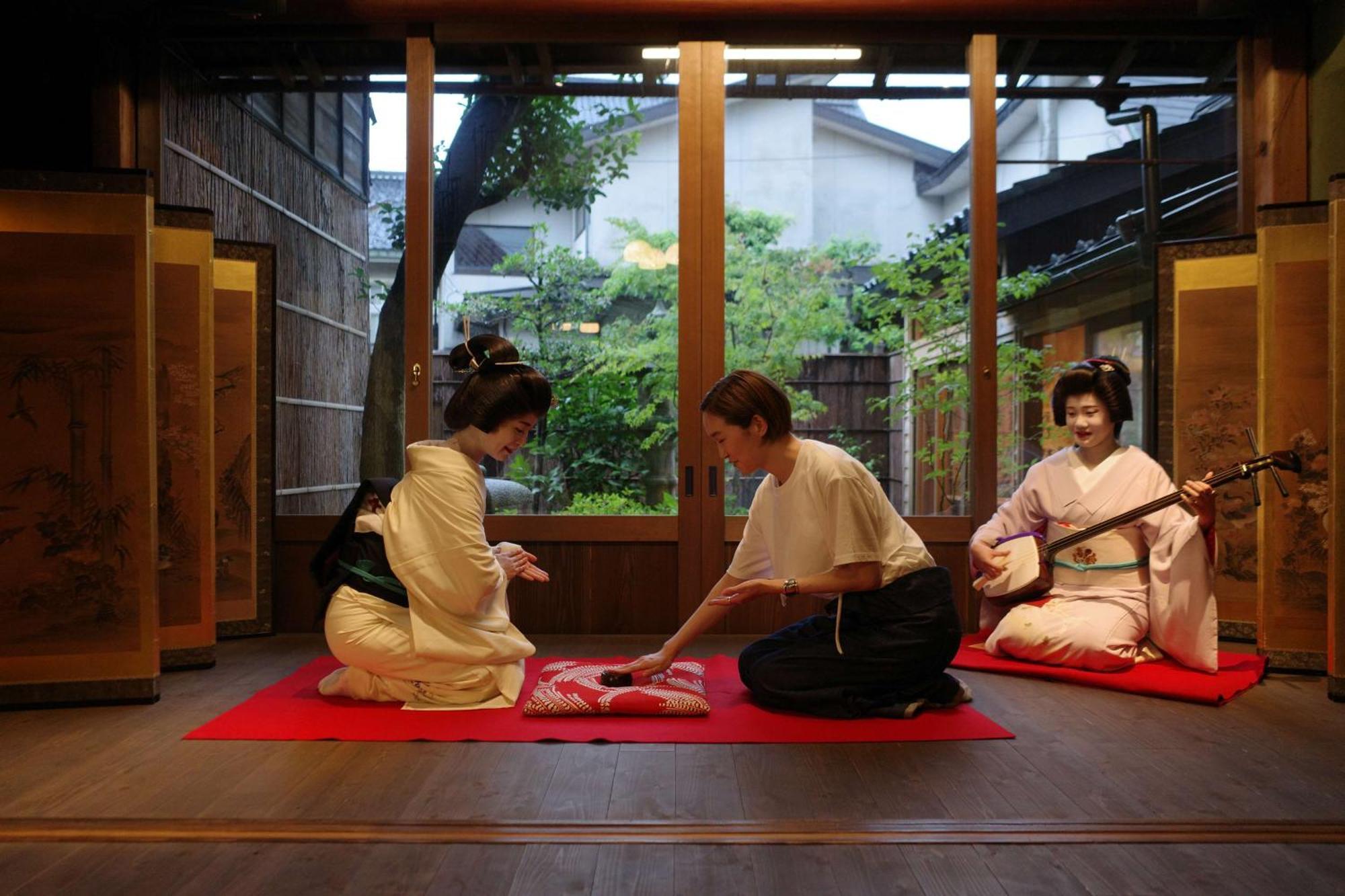 Hyatt Centric كانازاوَ المظهر الخارجي الصورة A scene from a traditional Japanese shamisen performance